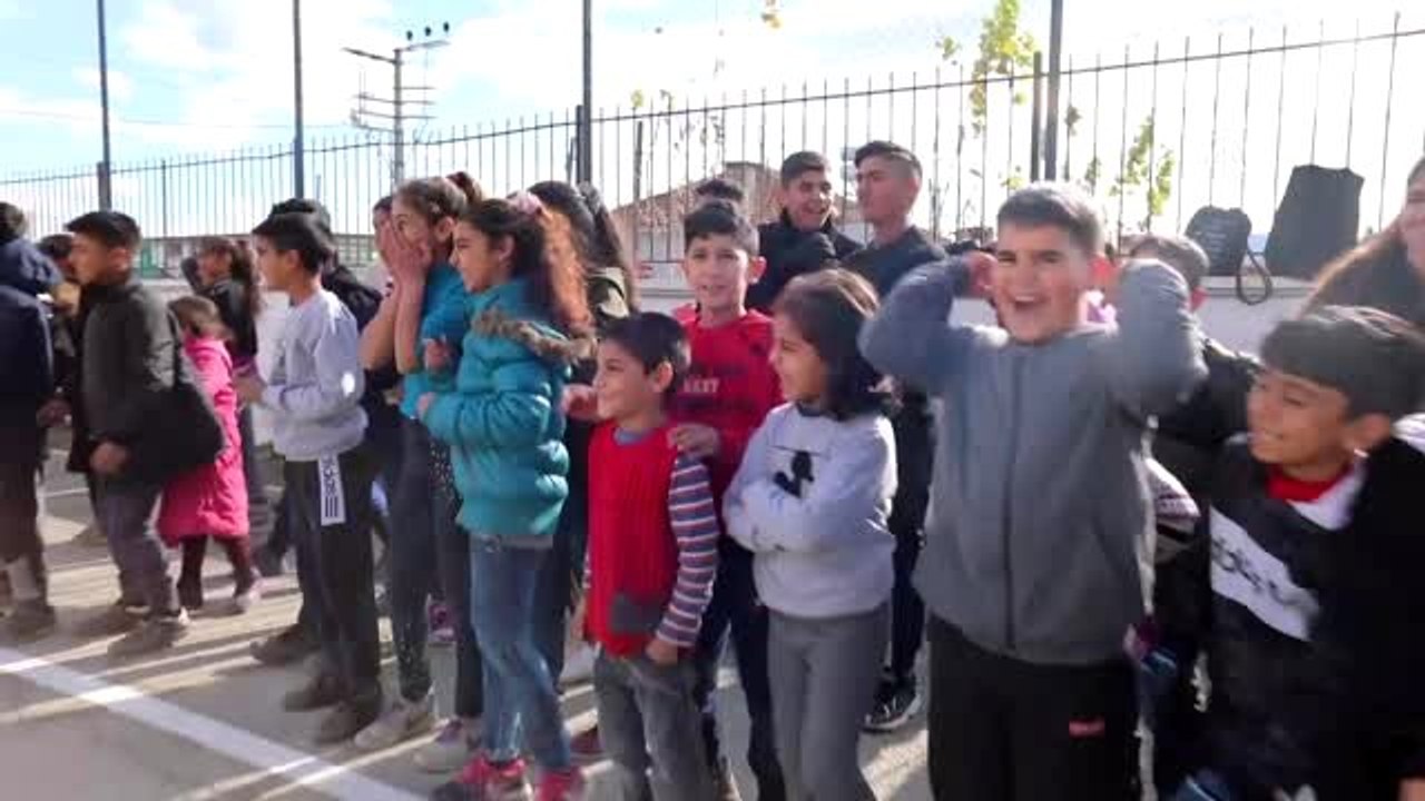 İlkokul öğrencileri okul bahçesine taşınan karla sevindi