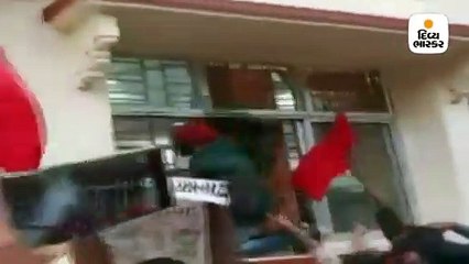 અચાનક વિદ્યાર્થીઓનું ટોળું આવી પહોંચતા રાજ્યસભા સાંસદ યુનિવર્સિટી રૂમમાં પૂરાઇ રહ્યા