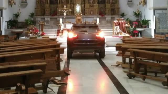 Un coche acaba en el altar de una iglesia de Sonseca mientras el conductor dice que está endemoniado
