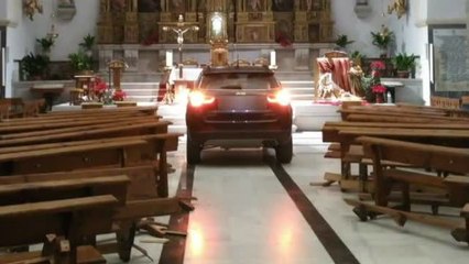 Un coche acaba en el altar de una iglesia de Sonseca mientras el conductor dice que está endemoniado