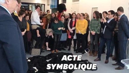 Devant Nicole Belloubet, les avocats en grève jettent leur robe à terre