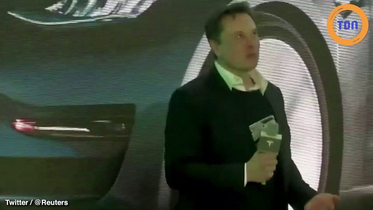 Elon Musk fait une danse complètement loufoque devant ses employés