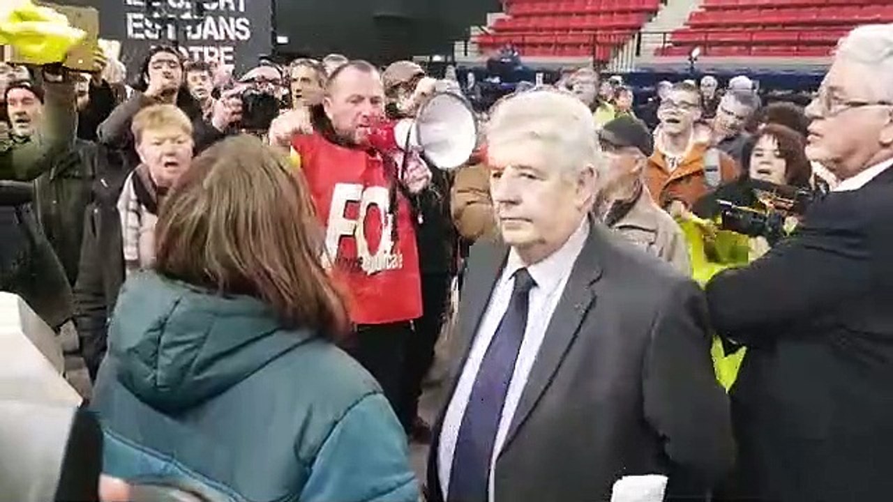 Besançon : militants de l'intersyndicale et gilets jaunes interpellent Jean Louis Fousseret, maire de Besançon et président de l'agglomération lors de sa cérémonie des vœux