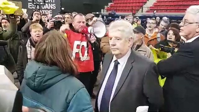 Besançon : militants de l'intersyndicale et gilets jaunes interpellent Jean Louis Fousseret, maire de Besançon et président de l'agglomération lors de sa cérémonie des vœux