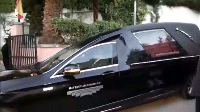 El coche fúnebre con los restos mortales de Pilar de Borbón llega al domicilio familiar para el velatorio
