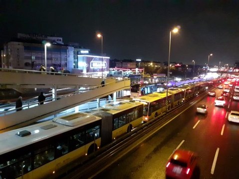 Metrobüs arıza yaptı, uzun kuyruklar oluştu
