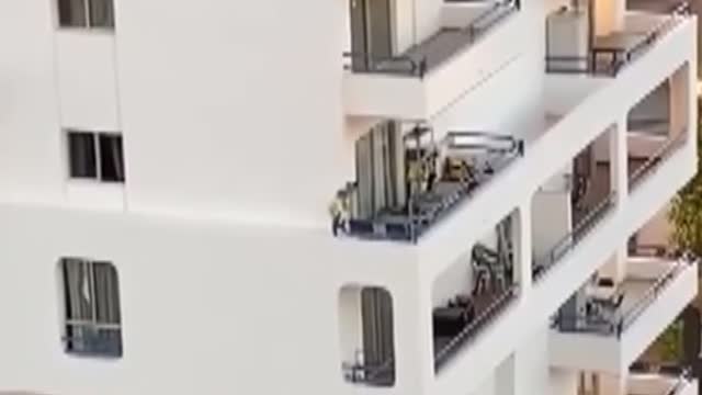 Una niña de 7 años corretea por la cornisa de un cuarto piso en Adeje, Tenerife