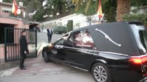 El coche fúnebre con los restos mortales de Doña Pilar de Borbón llega al domicilio familiar para celebrar el velatorio