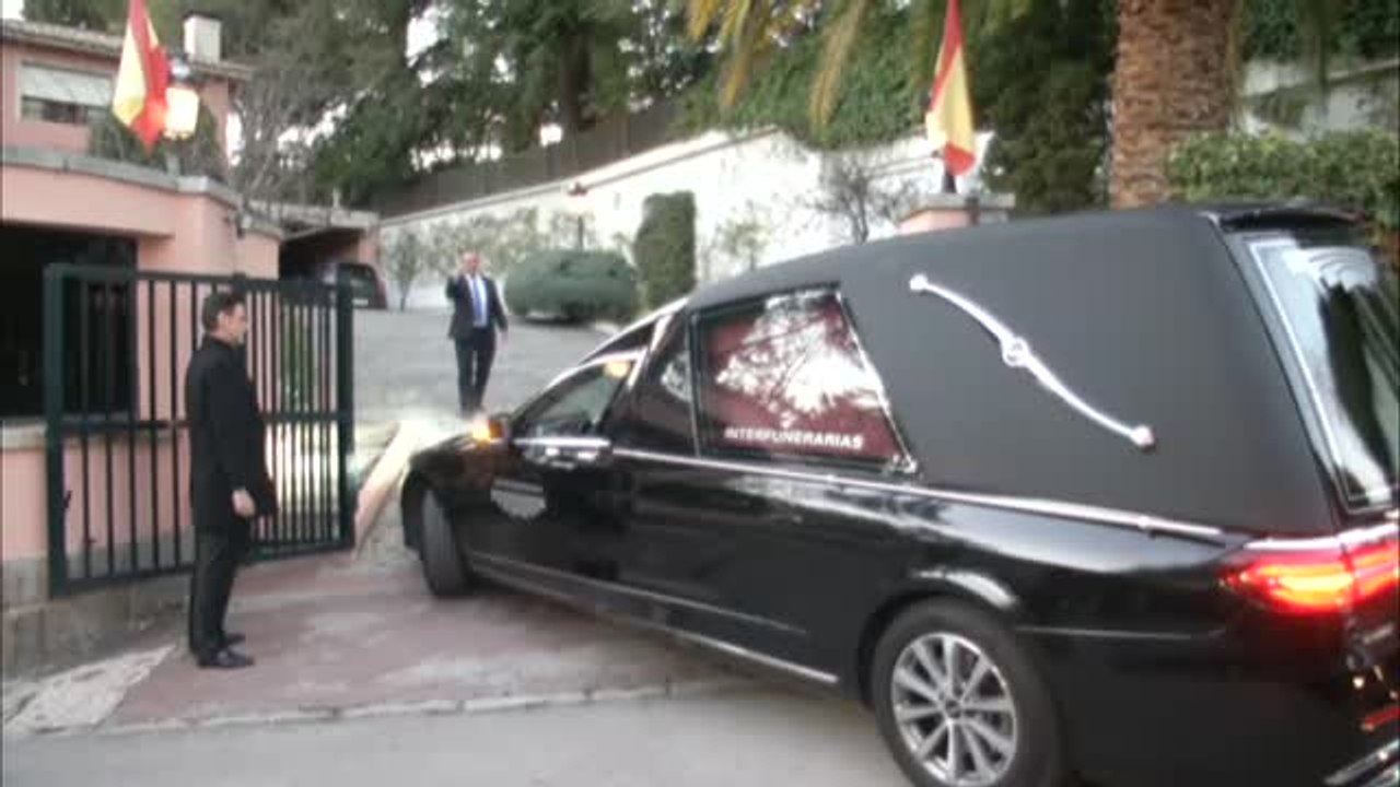 El coche fúnebre con los restos mortales de Doña Pilar de Borbón llega al domicilio familiar para celebrar el velatorio