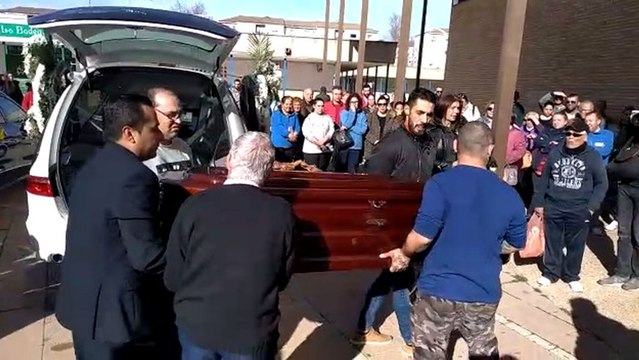 Funeral de los dos hermanos fallecidos al incendiarse su casa en Huelva