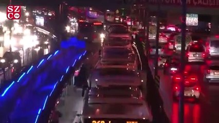 Metrobüs arıza yaptı, uzun kuyruklar oluştu