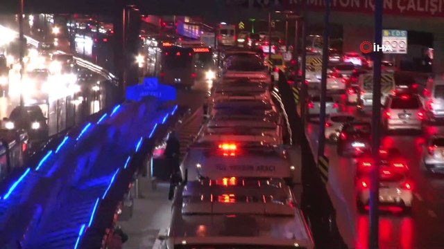 Metrobüs arıza yaptı, uzun kuyruklar oluştu