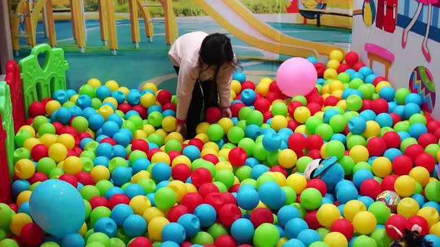 Kız oyunları. Niloya ile oyun alanına giden Nur Niloyayı Top Havuzunda Unutu!Çocuk Videom