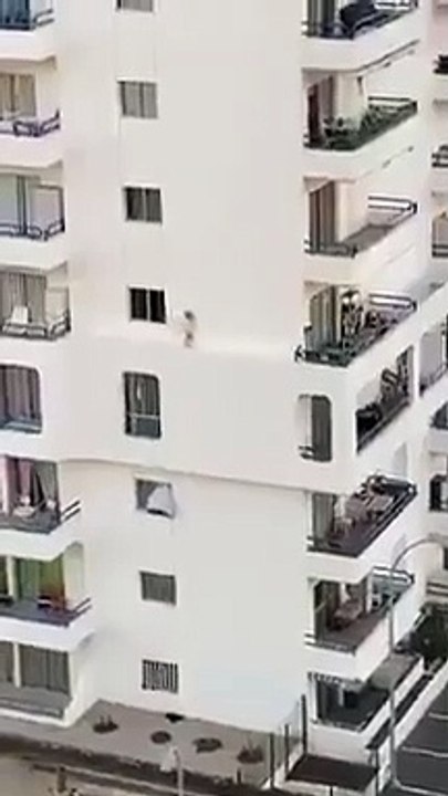 Una nena caminó por la cornisa de un edificio