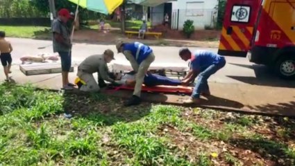 Pallet com sacos de cimento cai de caminhão e atinge idosa que espera ônibus