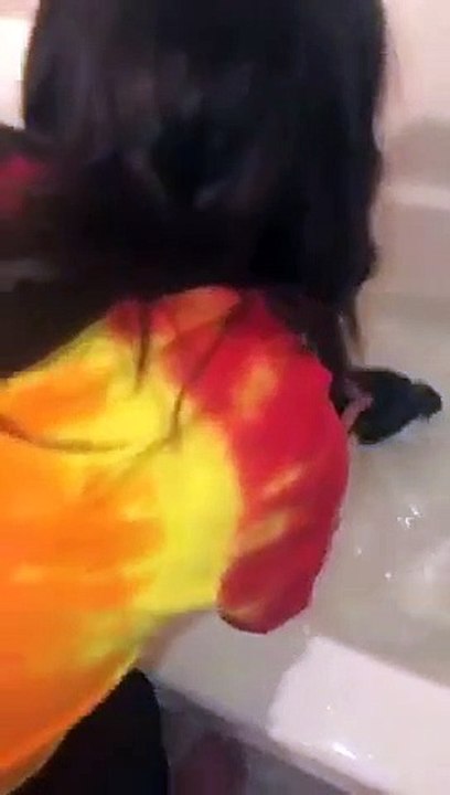 Ce chat fait TOUT pour échapper au bain !