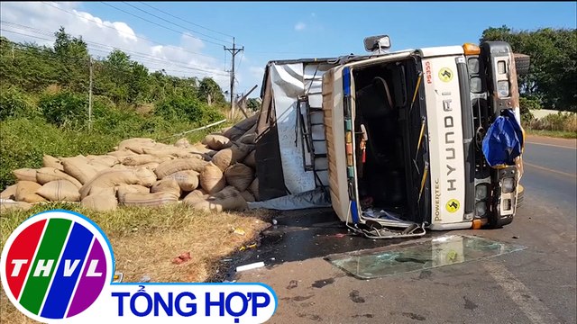 Xe chở điều lật trên quốc lộ, người dân giúp tài xế thu gom