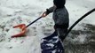 Ce bébé de 14 mois aide son papa à retirer la neige