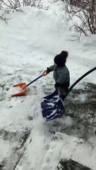 Ce bébé de 14 mois aide son papa à retirer la neige