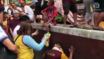 Nazareno 2020: Devotee offers his back to help other devotees climb, transfer