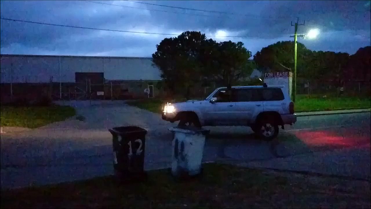 Il fait un dérapage un peu trop intense avec son 4X4...