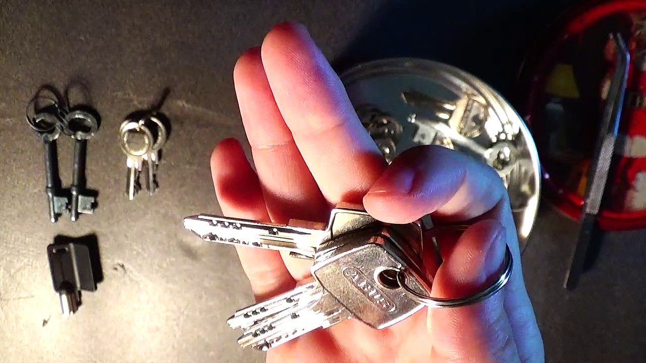 ASMR RELAXING PLAYING WITH KEYS