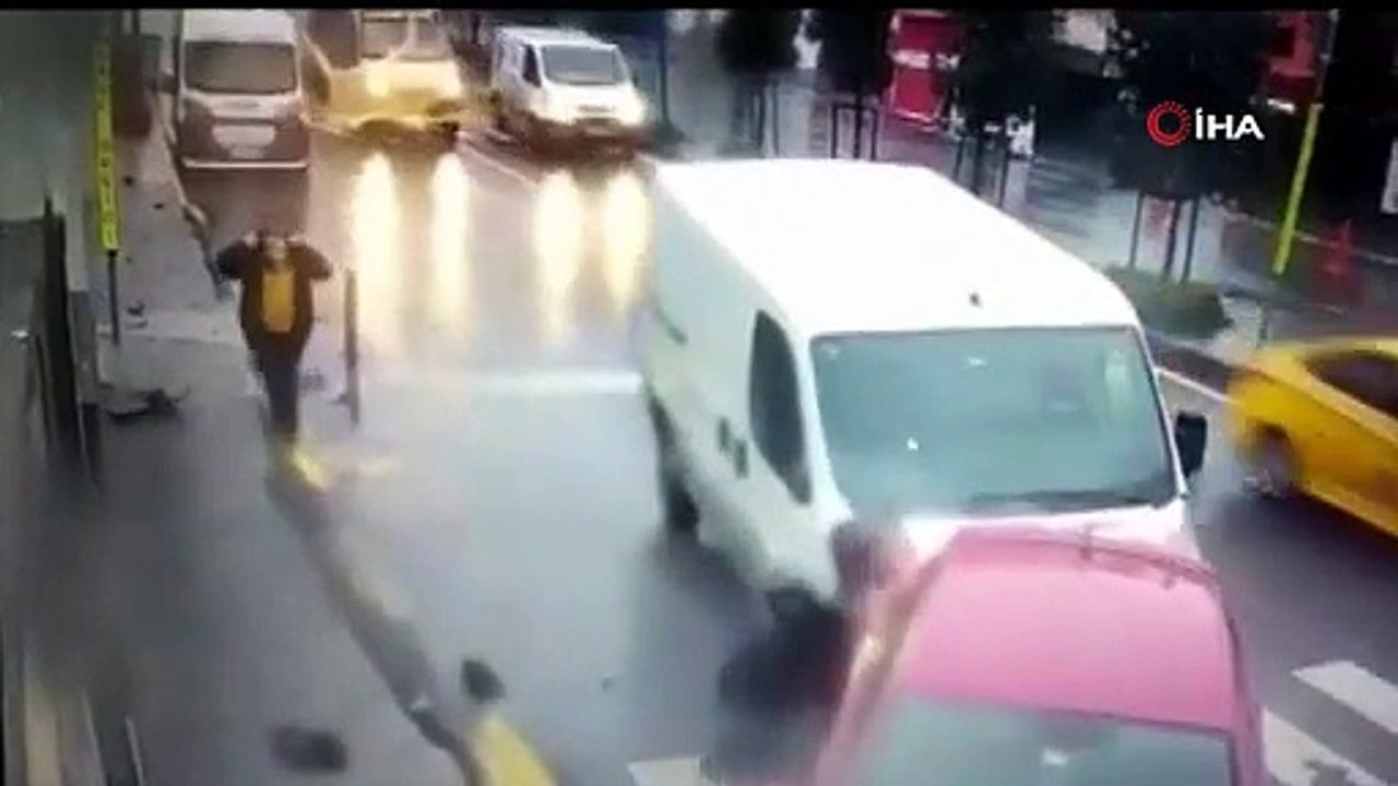 Çarpışmadan saniyeler önce arabadan inen bir kadın ölümden son anda kurtuldu