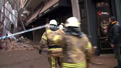 Télécharger la video: Beyoğlu'nda inşaat halindeki binada çökme meydana geldi. Olay yerine itfaiye ekipleri sevk edildi. Ekiplerin çalışmaları sürüyor.