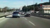 Seyir halindeki otomobilin bagajında tehlikeli yolculuk kamerada