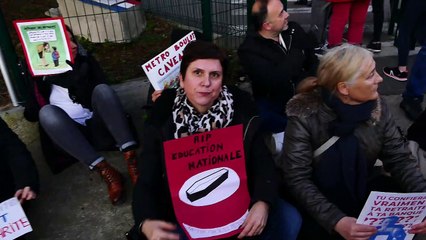 "Une retraite pour vivre, pas pour survivre": des enseignants forment une chaîne humaine devant un collège d'Antibes