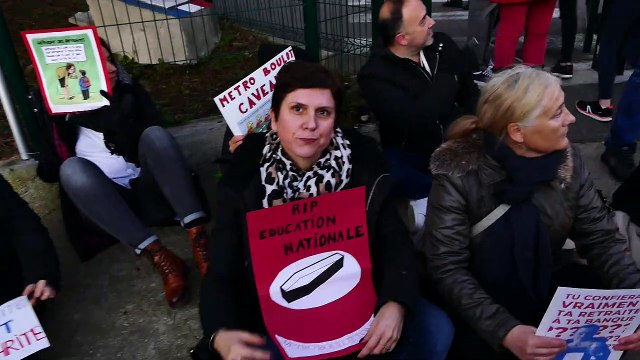 Une retraite pour vivre, pas pour survivre : des enseignants forment une chaîne humaine devant un collège d'Antibes