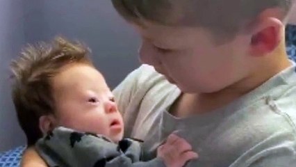 "Síndrome de Down": el niño que canta a su hermano recién nacido