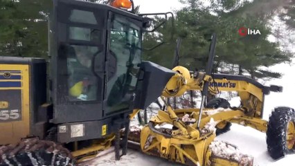 Dört gündür karda mahsur kalan vatandaşlar kurtarıldı