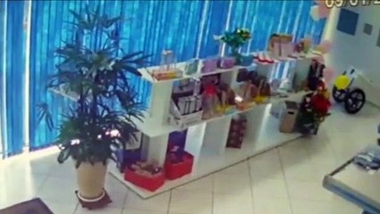 Câmera mostra ladrões agindo em loja na Avenida Brasil