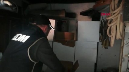 İzmir ahırda 1046 şişe sahte içki ele geçirildi