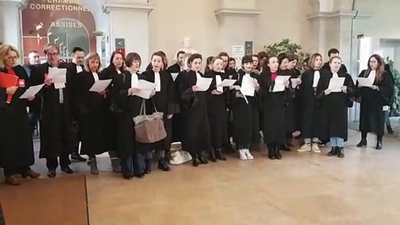 Valence : la chanson des avocats pour dire non à la réforme des retraites