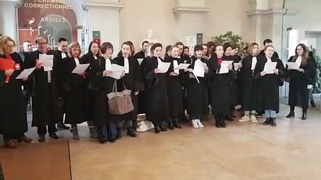 Valence : la chanson des avocats pour dire non à la réforme des retraites