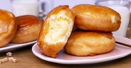 Mêlez les saveurs avec le beignet fourré à la crème et recouvert d'une généreuse couche de caramel !