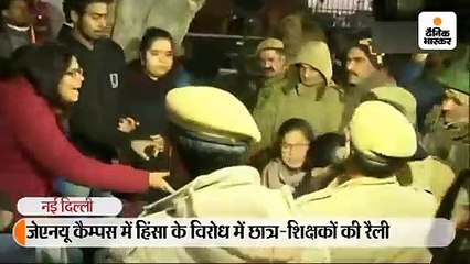 Download Video: राष्ट्रपति भवन की ओर मार्च कर रहे जेएनयू छात्रों को पुलिस ने रोका, लाठीचार्ज के बाद बसों में भरकर वापस भेजा