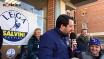 Caso Gregoretti, Salvini in piazza ironizza 