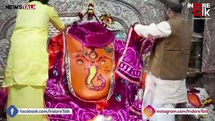 ठंड से बचाने के लिए श्री खजराना गणेश को पहनाई गर्म पोशाक