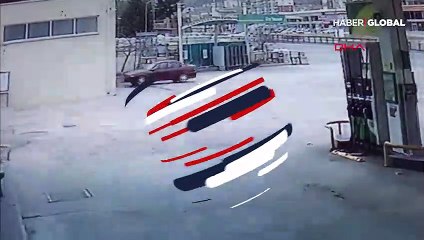 El frenini çekmeyi unutunca otomobilin peşinden koştu