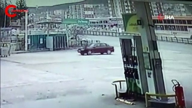 Aracının el frenini çekmeyi unuttu, peşinden metrelerce koştu