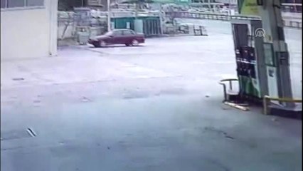 El freni çekilmeden bırakılan otomobilin refüje çarpma anı kamerada