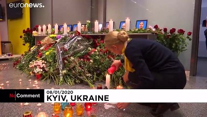 شاهد: أوكرانيون يضعون أكاليل الأزهار في مطار بوريسبل بكييف