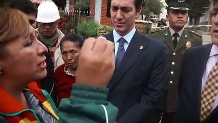 Tertsch consuela a una humilde boliviana víctima de la represión de Evo Morales