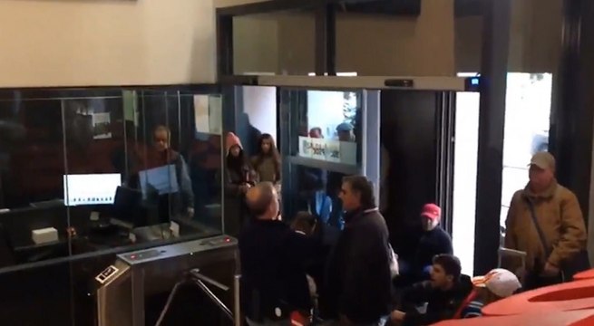 Miembros de Hogar Social irrumpen en la sede del PSOE exigiendo ayudas