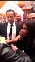 شاهد فتاة كويتية تصاب بحالة هستيرية بعد لقائها لتامر حسني