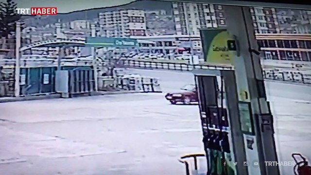 El frenini çekmeyi unuttu, aracının peşinden böyle koştu