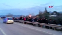 Adana-ceyhan karayolunda işçileri taşıyan minibüs devrildi. 30 işçi yaralı-1
